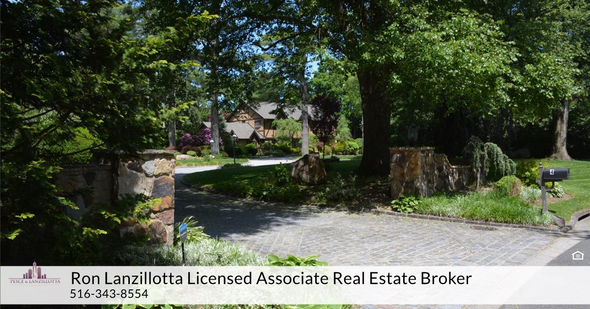 4 Woodstock Ct, Muttontown, NY 11771